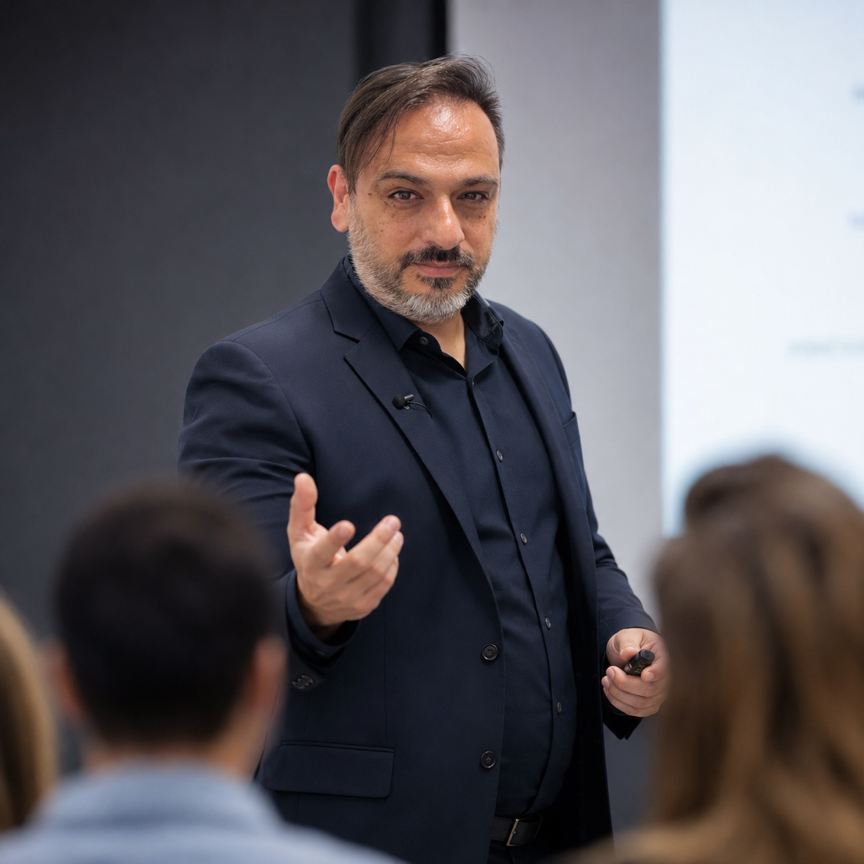 Alessandro Perna durante una lezione